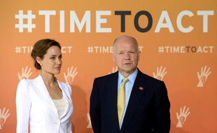 L'actrice Angelina Jolie et le chef de la diplomatie britannique William Hague, le 10 juin 2014 à Londres pour l'ouverture d'un sommet "sans précédent" sur les violences sexuelles pendant les conflits