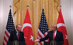 Donald Trump, le président américaine et le président turc Recep Tayyip Erdogan lors d'une conférence de presse le 13 novembre 2019.