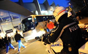 Des policiers devant le Parc des Princes, le 15 mars 2009.