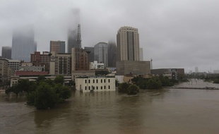 La métropole de Houston, 2,3 millions d'habitants, était complètement paralysée lundi par la montée des eaux.