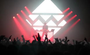 Le DJ Madeon ici en 2012 aux Trans Musicales de Rennes.