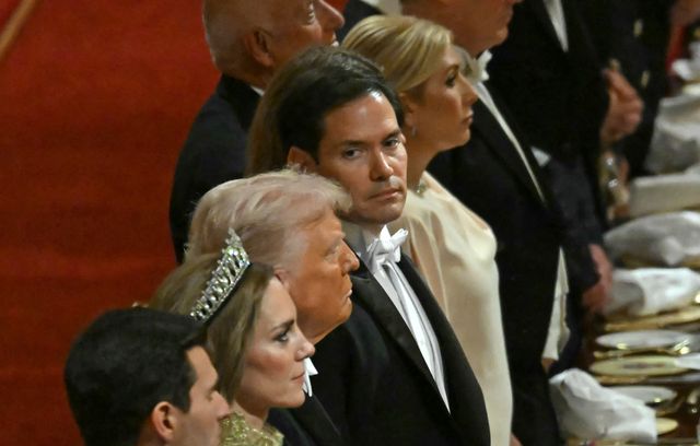 Melania et Donald ne sont pas venus seuls. Ici, on voit le secrétaire d’État américain Marco Rubio qui jette un regard vers le président américain Donald Trump.
