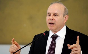 Le Brésil a de nouveau fortement revu à la baisse jeudi sa prévision de croissance pour 2012 et annoncé de nouvelles mesures pour relancer la sixième économie mondiale qui tourne au ralenti.