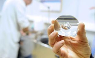 Une lentille ophtalmique du laboratoire Essilor, le 19 janvier 2015 à Ligny-en-Barrois