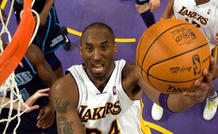 Kobe Bryant s'apprête à inscire un panier de plus face aux Utah Jazz, le 2 mai 2010