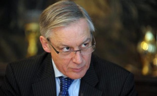 Interrogé sur les dernières prévisions de croissance de l'Insee, le gouverneur a estimé que "l'environnement semble commencer à s'améliorer", même si "ce n'est pas certain" que l'on puisse éviter la récession en 2013.