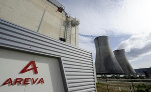 Vue des deux gigantesques tours réfrigérantes et leur panache de vapeur de la plate-forme Areva du Tricastin, le plus important site d'enrichissement d'uranium en Europe (650 ha), prise le 04 avril 2011 en bordure du Rhône, entre la Drôme et le Vaucluse.