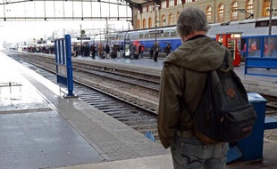 Des voyageurs sur le quai de la gare Saint-Charles, le 5 décembre 2014 à Marseille