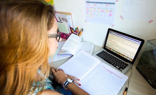 Une élève de terminale révise son bac.