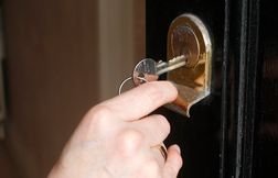 Il prête pendant vingt-trois ans un logement à une amie… qui refuse de le lui rendre