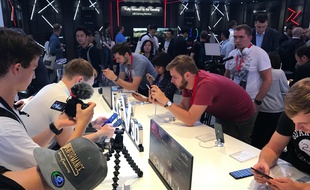 Les visiteurs découvrent le smartphone V30 sur le stand LG au salon IFA 2017.