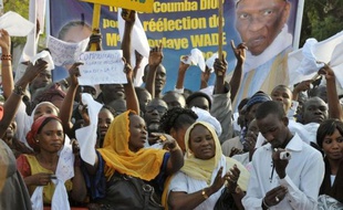 A un mois du premier tour de la présidentielle du 26 février, la tension monte au Sénégal où le Conseil constitutionnel doit dire vendredi si la candidature contestée du chef de l'Etat sortant Abdoulaye Wade fait partie de celles retenues, au risque de provoquer des réactions violentes.