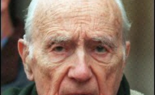 L'UMP et le PS se sont vivement élevés, dimanche, contre la volonté de Me Francis Vuillemin, avocat de Maurice Papon, d'enterrer l'ancien haut fonctionnaire de Vichy, décédé samedi, avec la Légion d'honneur qui lui avait été retirée après sa condamnation.