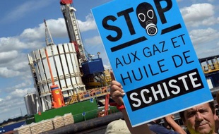 Manifestation contre le gaz de schiste, devant un forage d'exploration à Jouarre, le 3 août 2013
