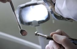 Un dentiste frappé au visage en pleine consultation, l’agresseur interpellé