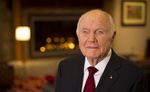 L'ancien astronaute John Glenn devait marquer lundi le 50e anniversaire du premier vol orbital américain en discutant à distance avec l'équipage de la Station spatiale internationale (ISS) alors que les Etats-Unis dépendent désormais de la Russie pour leurs vols habités.