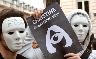 Des personnes participent à une manifestation contre le projet de loi Création et Internet, le 25 avril 2009 à Paris.