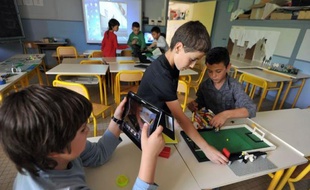 Volontaire pour une expérimentation de la semaine de cinq jours, une école d'Angers propose depuis deux ans un aménagement des rythmes de l'enfant basé sur neuf demi-journées - mercredi matin inclus - et complété par des activités périscolaires gratuites, sous le regard de chercheurs chargés d'évaluer l'impact sur la qualité de l'apprentissage.