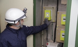 Installation à Toulouse des premiers compteurs Linky par Erdf.