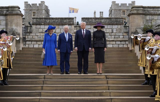 La reine Camilla, le roi Charles III, le président américain Donald Trump et la première dame Melania Trump arrivent pour assister à la cérémonie militaire du « Beating Retreat ».