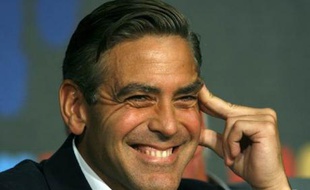 George Clooney pendant la conférence de presse.