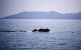 Des migrants arrivent sur un petit bateau pneumatique sur l'île de Lesbos, en Grèce, le 19 octobre 2015