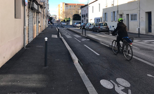Une cycliste sur une piste cyclable, à Montpellier (illustration)
