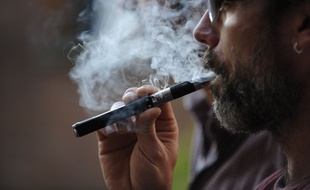 Un homme vapotant une cigarette électronique (illustration).