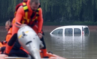 Des inondations se sont produites après de fortes pluies à Bruay-La-Buissières, dans le Nord de la France, le 31 mai 2016.