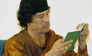 Khadafi lit un extrait de son «livre vert», le 2 mars 2007, jour anniversaire de la Jamahiriyah de Libye.