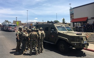Des policiers armés sont rassemblés près d'un véhicule du FBI, au centre commercial Cielo Vista, à El Paso (Texas), le 3 août 2019.