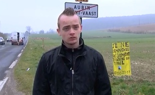 Billy Vilain, 20 ans, chômeur, devant sa pancarte.