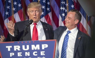 Donald Trump et Reince Priebus, le 9 novembre 2016 à New York, après les résultats de l'élection présidentielle américaine.