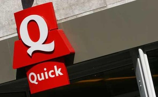 L'enseigne d'un restaurant Quick à Paris en mars 2008.