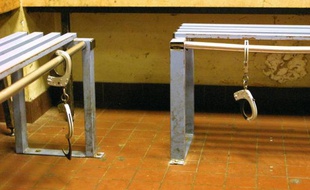 "J'ai fait 1.500 gardes à vue en huit ans." Loin d'être un multirécidiviste, ce médecin de la Drôme est volontaire pour assurer les examens en garde à vue qui incombent ailleurs au médecin de garde, au grand dam de la profession