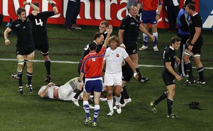 Craig Joubert, de dos, l'arbitre de la finale de la Coupe du monde de rugby 2011, France vs Nouvelle-Zélande.