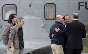 Les quatre journalistes, retenus en otage par Daesh en Syrie entre 2013 et 2014, lors de leur arrivée en France après leur libération.