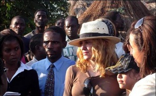 L'arrivée de Madonna a semé la pagaille mardi dans un village du Malawi où la chanteuse s'est rendue afin de visiter l'orphelinat où elle avait trouvé l'an dernier le petit David, dont elle a la garde et qu'elle veut adopter.
