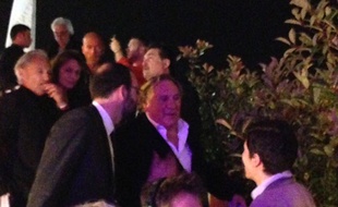 Gérard Depardieu dans les escaliers de la plage du Nikki Beach.