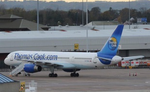 Un avion du voyagiste Thomas Cook à l'aéroport de Manchester le 22 novembre 2011