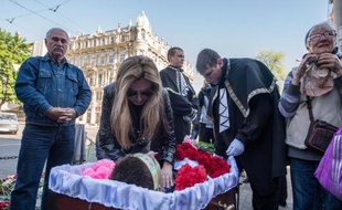 Des proches enterrent le pro-ukrainien Adriï Birioukov, 36 ans, tué le 2 mai dans un assaut des pro-russes, à Odessa le 6 mai 2014
