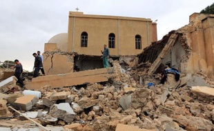 Des dizaines de personnes ont assisté lundi aux funérailles de l'un des deux Egyptiens coptes tués dans une attaque contre une église de l'est de la Libye, où la petite communauté chrétienne a dit craindre une montée de l'extrémisme sectaire dans ce pays.