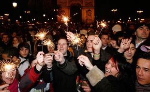 Des personnes fêtent le Nouvel An sur l'avenue des Champs-Elysées à Paris, le 1er janvier 2008.