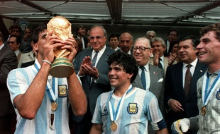 Brown soulève la Coupe du monde 1986 sous les yeux de Maradona