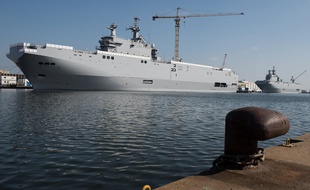 Les navire classe Mistral Sébastopol et Vladivostok photographiés en avril 2015 dans le chantier naval de Saint-Nazaire (Loire-Atlantique).
