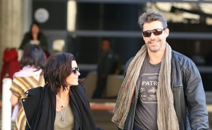 Jenifer et Thierry Neuvic à l'aéroport de Los Angeles en décembre 2013.