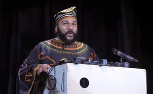 Dieudonné M'bala M'bala lors d'une conférence de presse au théâtre de la Main d'Or à Paris le 11 janvier 2014