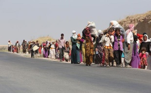 Des familles irakiennes de la communauté yazidie déplacées, près de la frontière irako-syrienne dans le nord du pays, le 13 aout 2014
