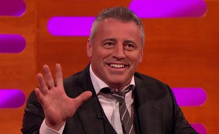 Matt LeBlanc rejoue Joey, de la série Friends.