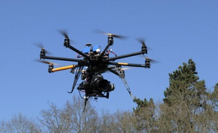 Un drone vole à l'abbaye Des-Vaux-de-Cernay au sud-ouest de Paris, le 20 mars 2014 (illustration).